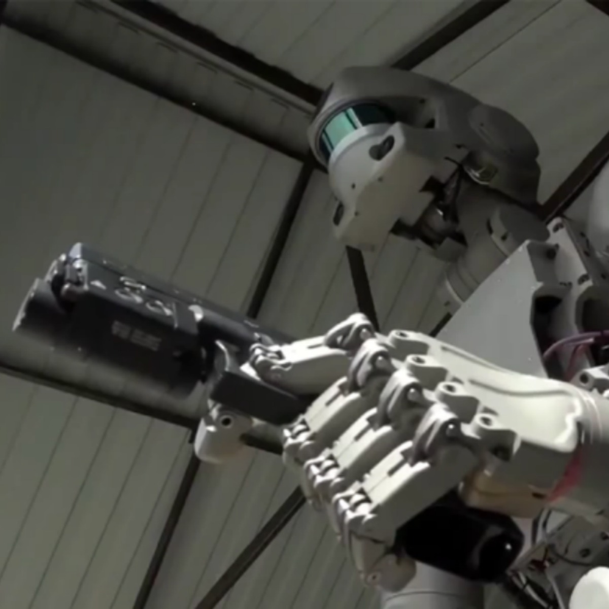 Terror tecnológico: rusos crean robot humanoide capaz de usar armas de fuego