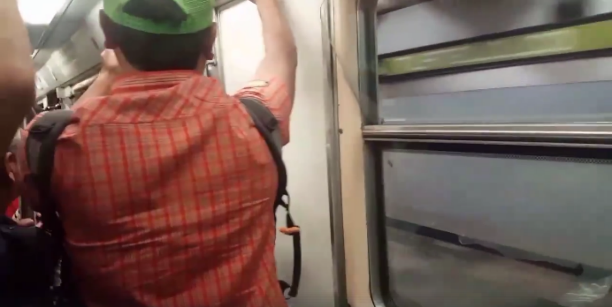 Usuarios del metro se lanzan desde el tren en marcha