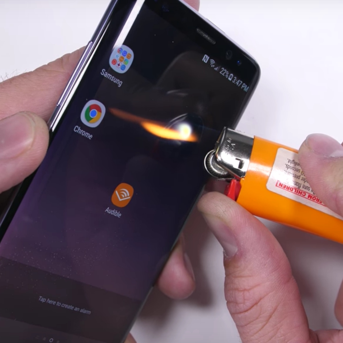 Intentaron dañar un Galaxy S8 con fuego y una navaja, y esto fue lo que sucedió
