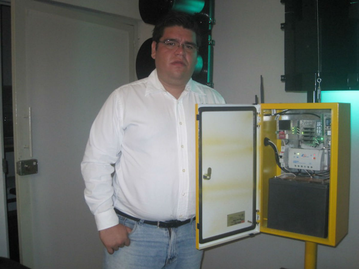 Mexicanos diseñan un semáforo inalámbrico solar