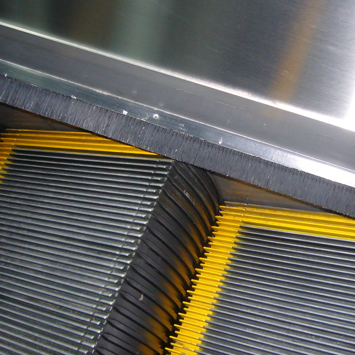 ¿Qué pasaría si esos cepillos en las escaleras eléctricas no estuvieran ahí?