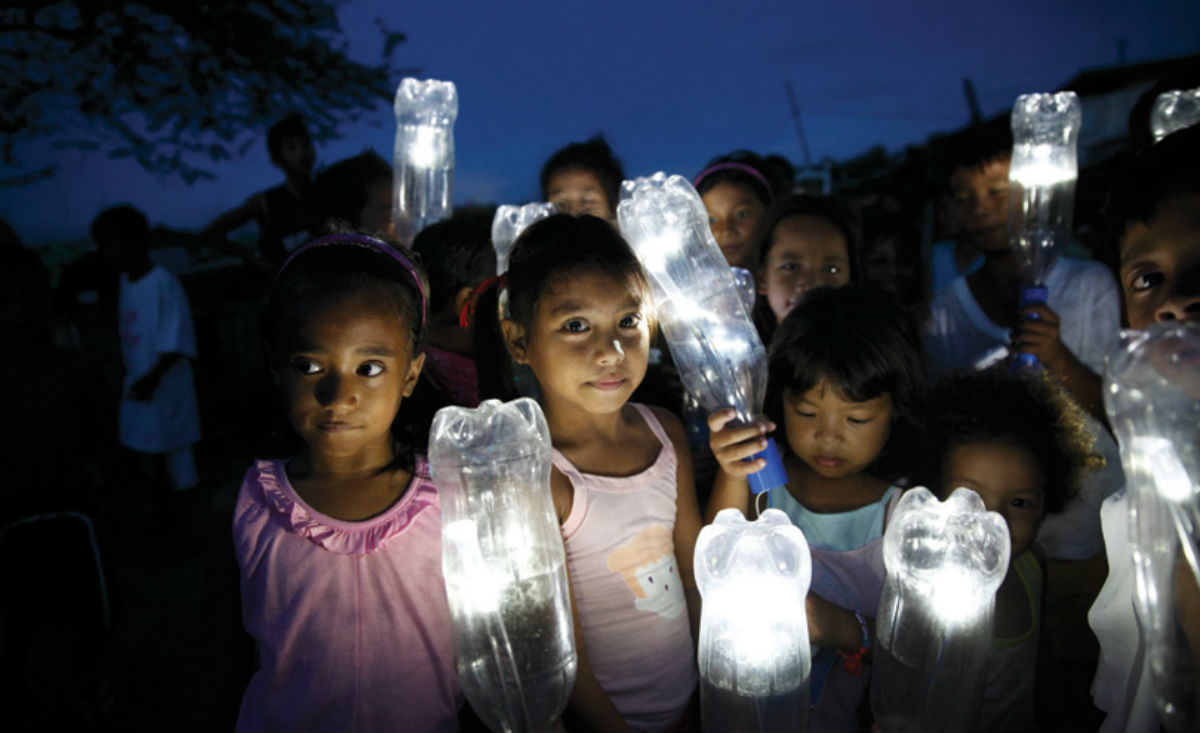 Esta mexicana convierte las botellas de plástico en luz eléctrica