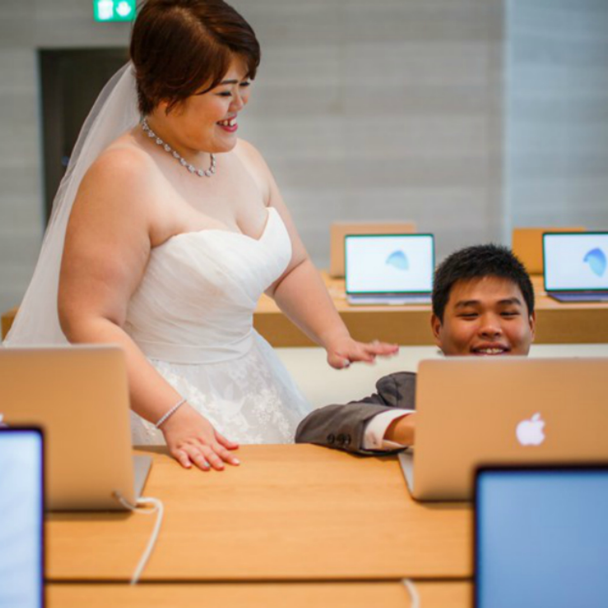 Esta pareja ama tanto a Apple que se comprometió en una de sus tiendas