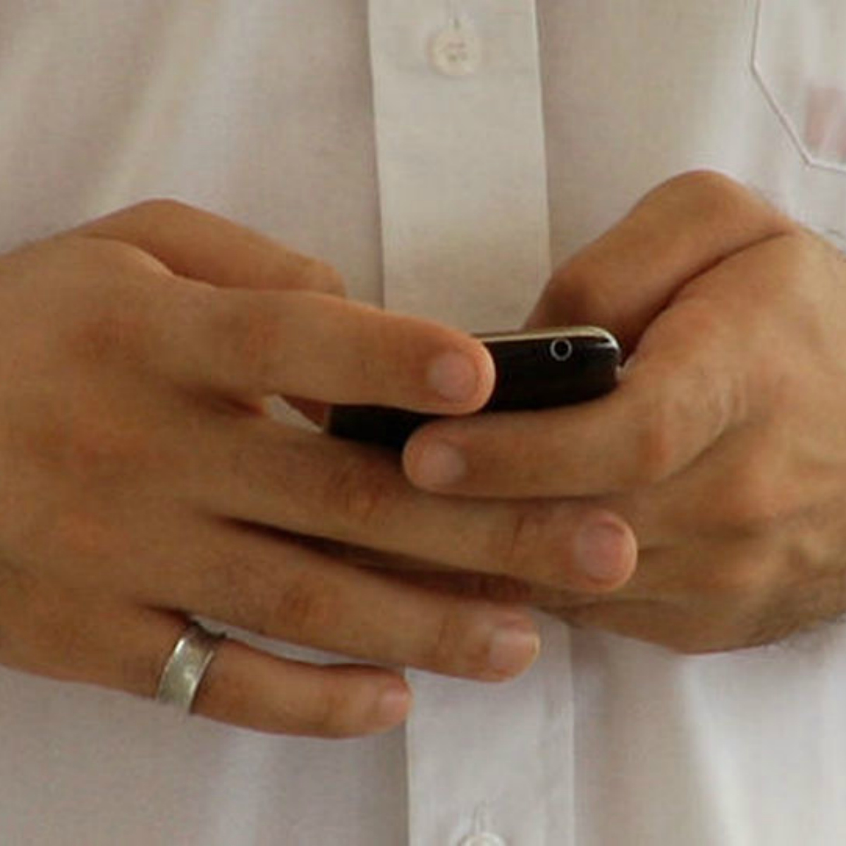 Alertan de nueva estafa telefónica en Facebook