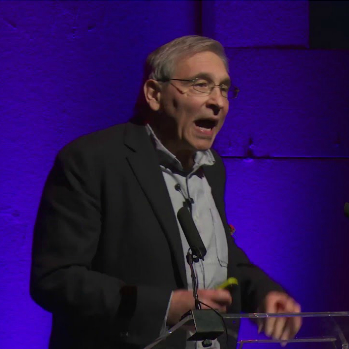 Científico mexicano es reconocido por la reina Isabel II de Inglaterra