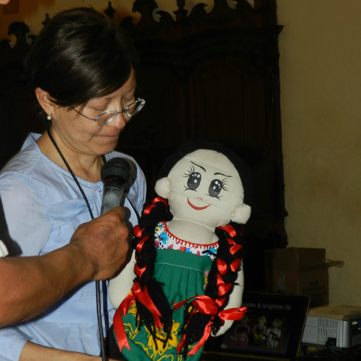 Mexicana diseña una muñeca que habla náhuatl, purépecha y totonaco