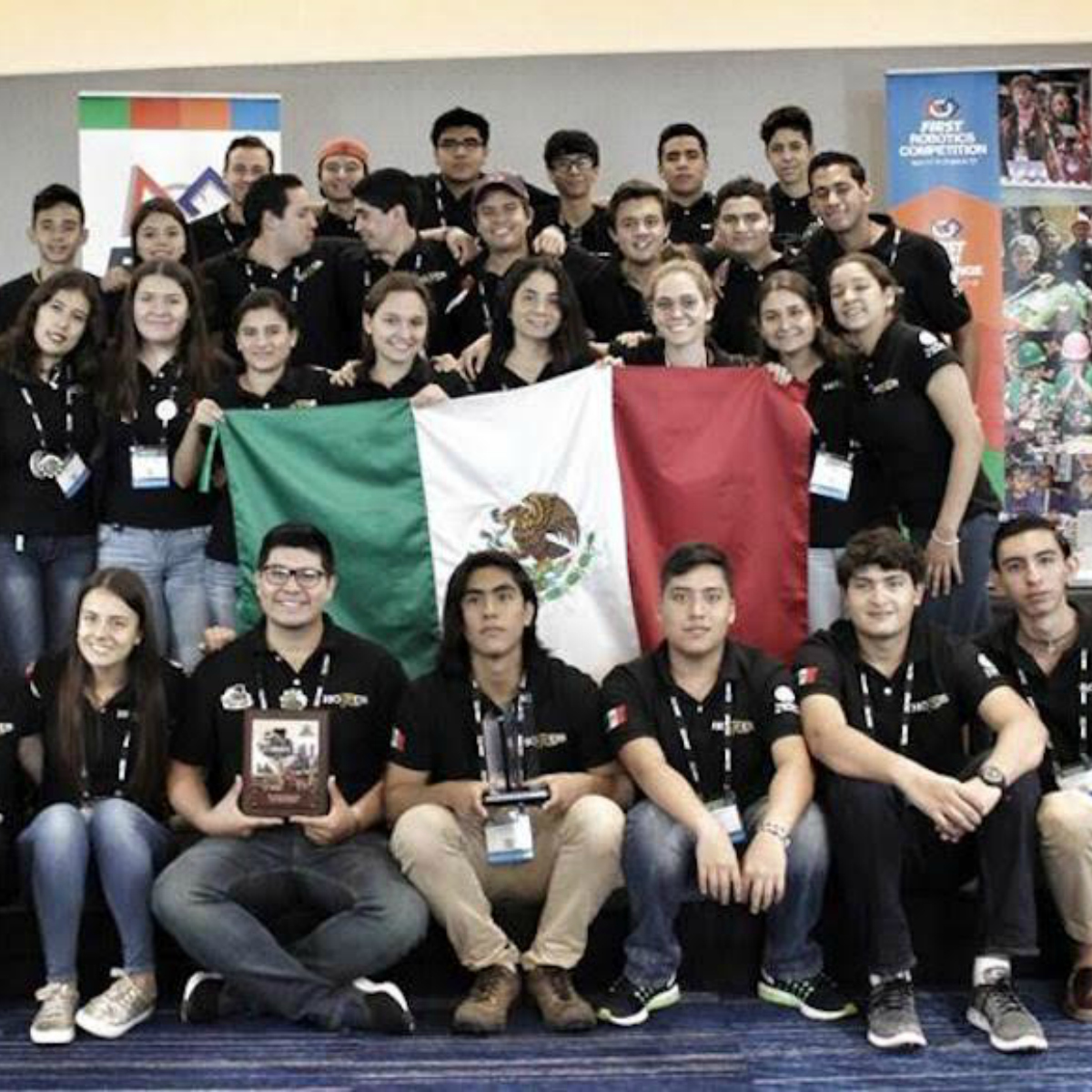 Estudiantes mexicanos triunfan en competencia de robótica en Houston