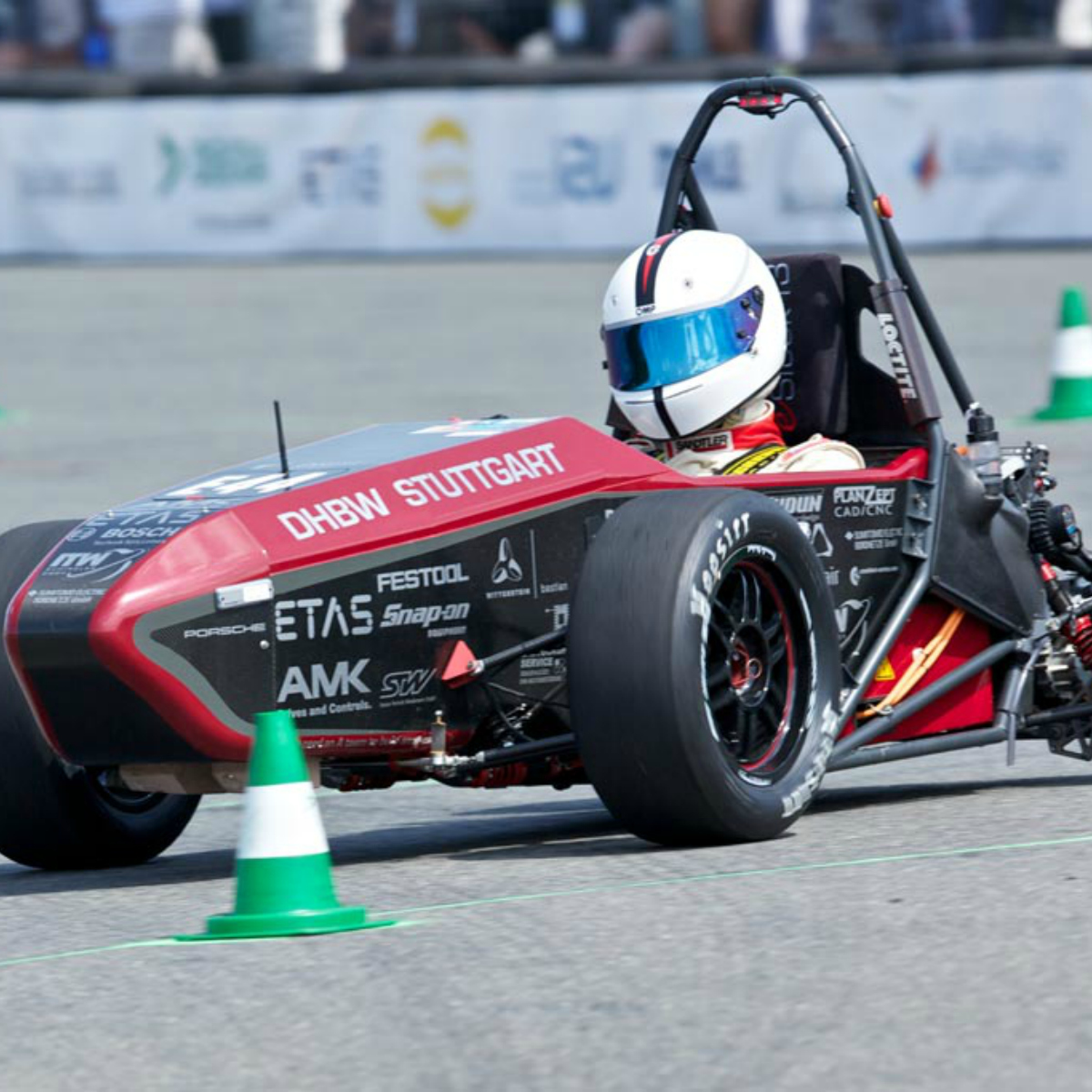 Mexicanos preparan auto eléctrico de carreras