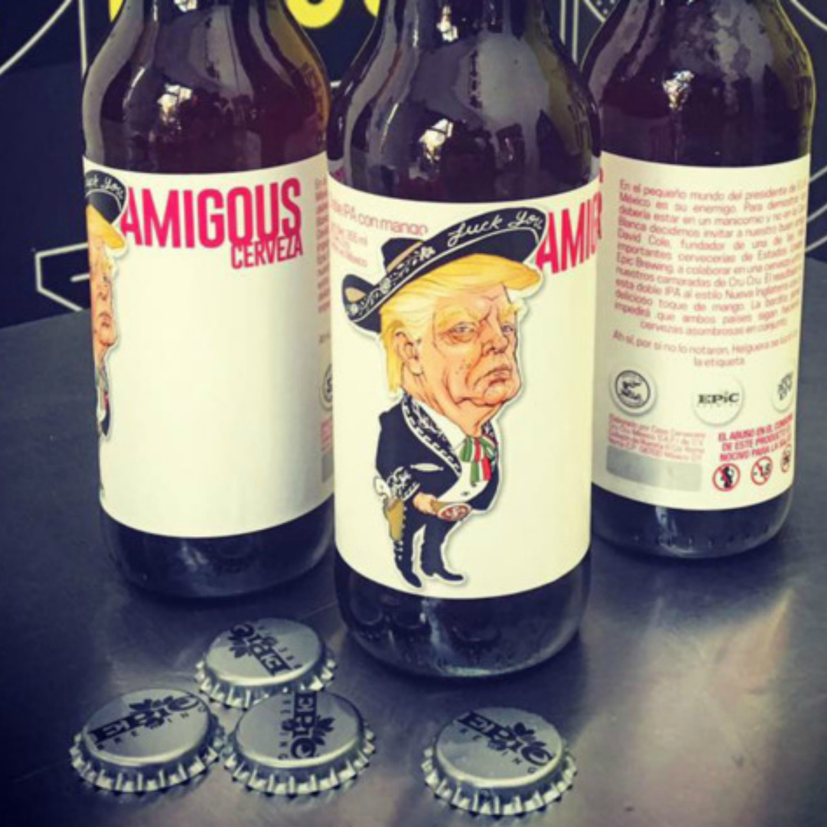 Visten a Trump de mariachi y lo vuelven la mascota de una cerveza