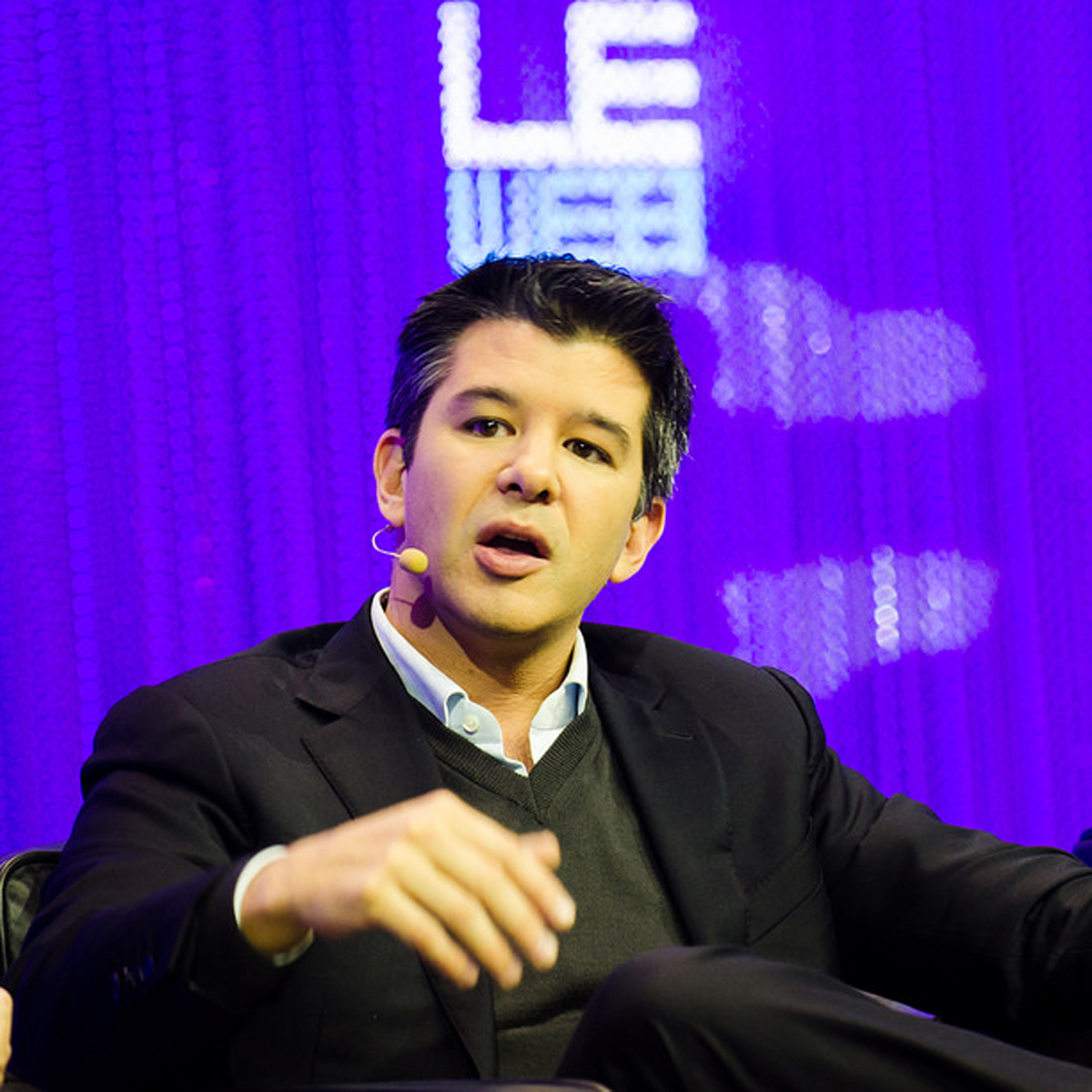 El fundador de Uber renuncia al cargo de CEO por presión de los inversionistas