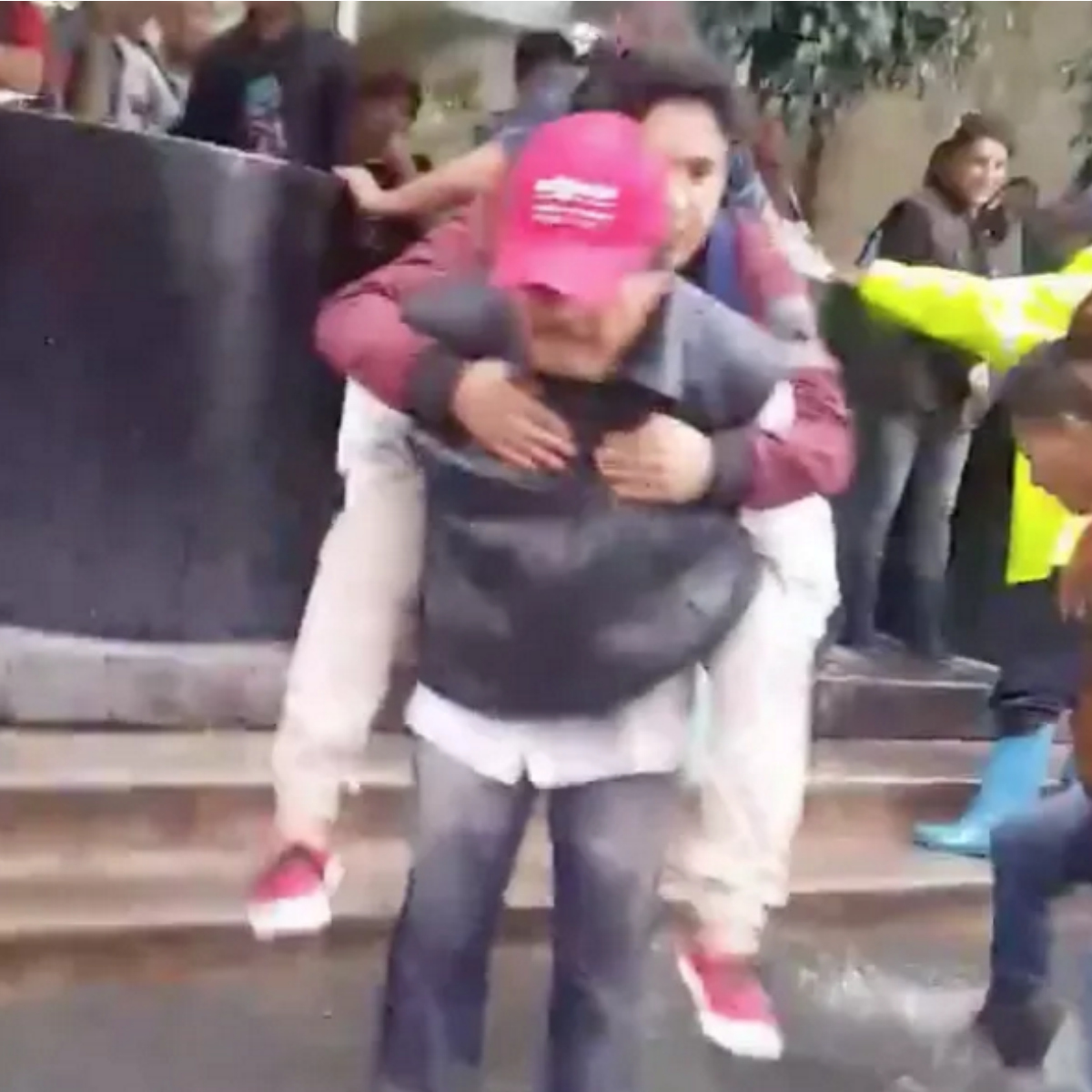 En Estado de México emprendedores ofrecen cargar a la gente por 5 pesos