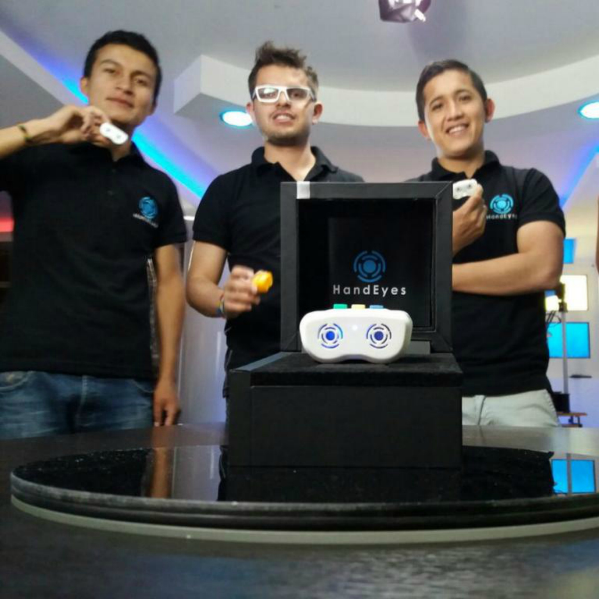 Latino de 25 años devuelve la vista a invidentes con dispositivo de ondas