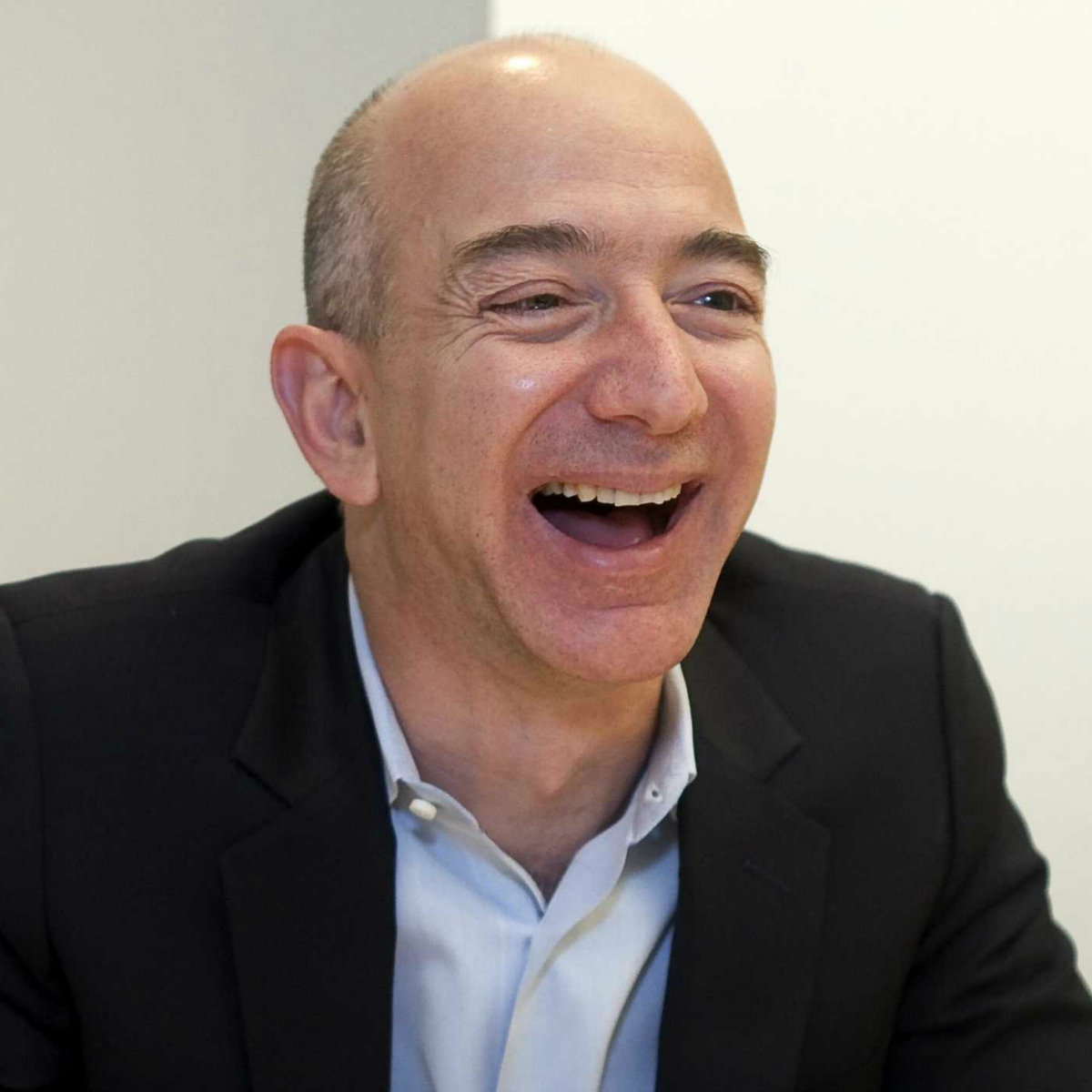 Él acaba de arrancarle la corona a Bill Gates del hombre más rico del mundo