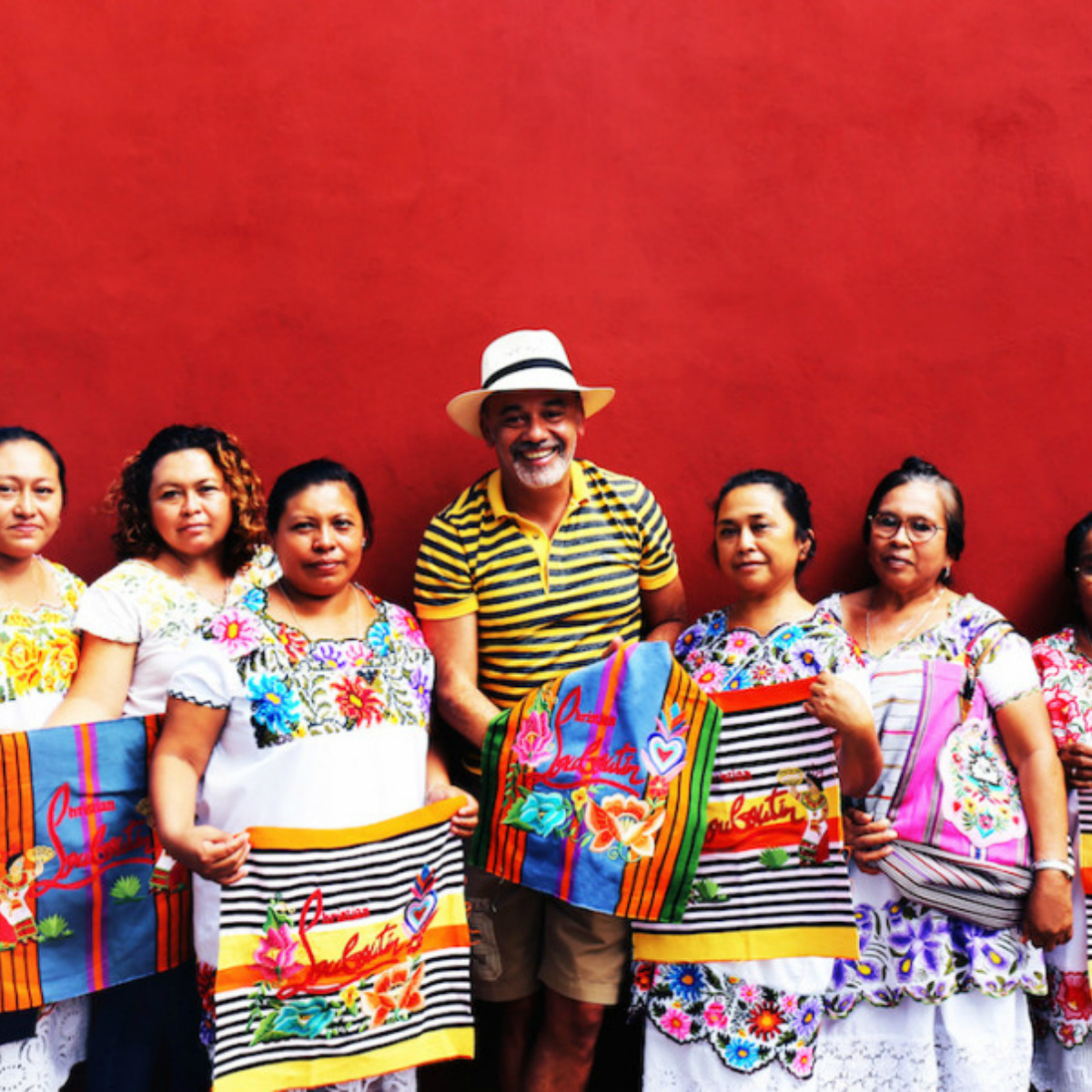 Diseñador francés cobra 28 mil pesos por bolsas que mujeres indígenas hicieron por $238