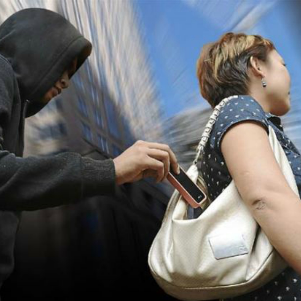 Así de fácil pueden quitarte tu celular a plena luz del día