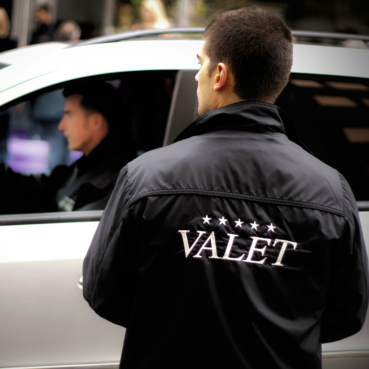 Buscan prohibir a los valet parkings en comercios donde se sirva alcohol