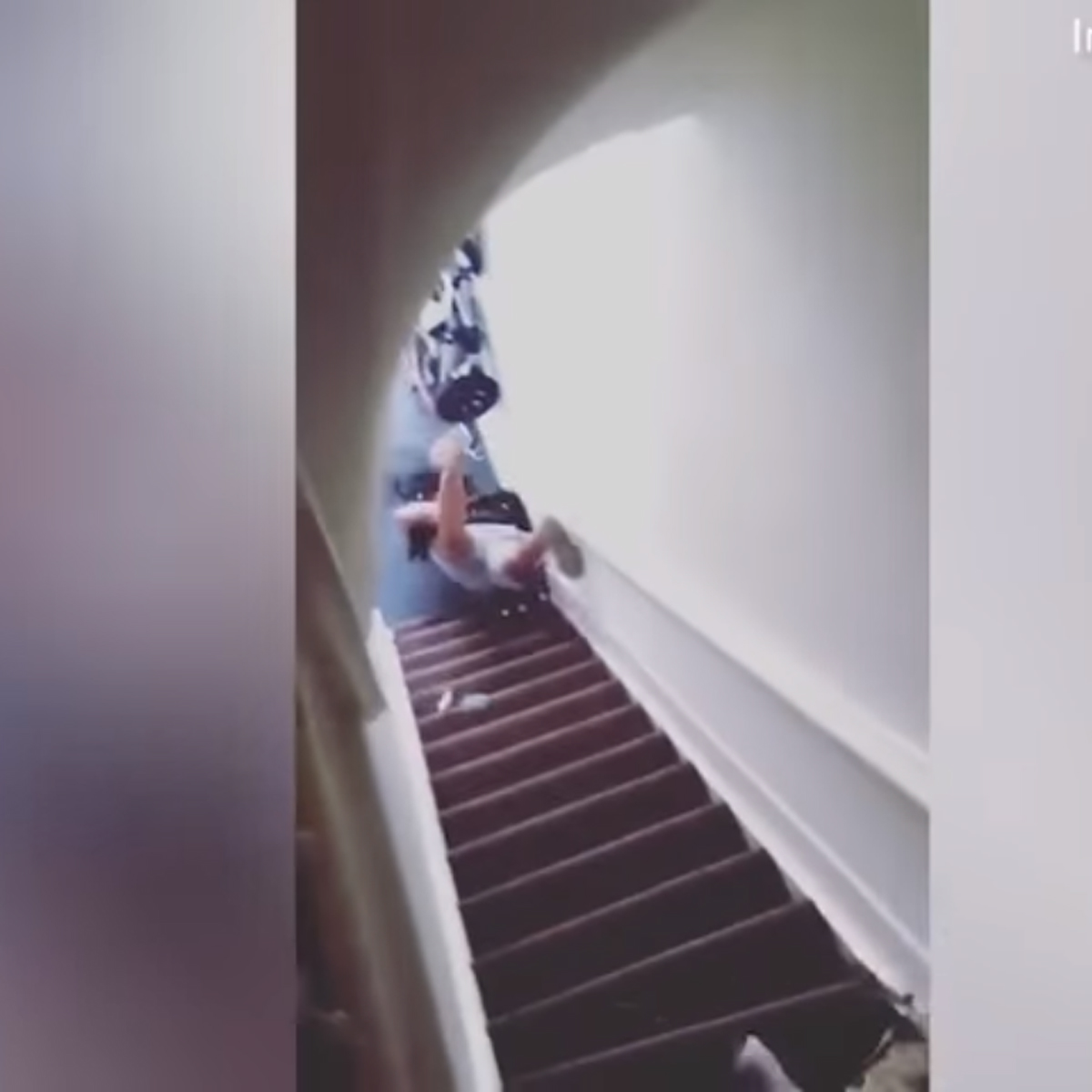 Anfitrión de Airbnb empuja a huésped por las escaleras