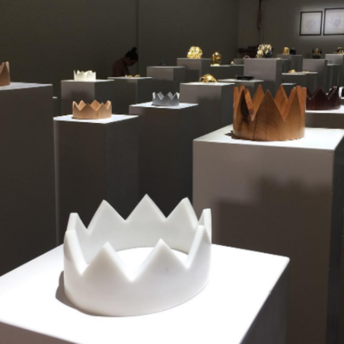 Por hacerse selfie, mujer arruina obra valuada en 200 mil dólares