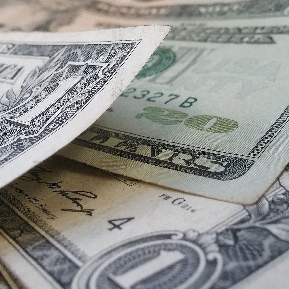 El dólar baja de 18 pesos en bancos, pero no durará mucho tiempo así