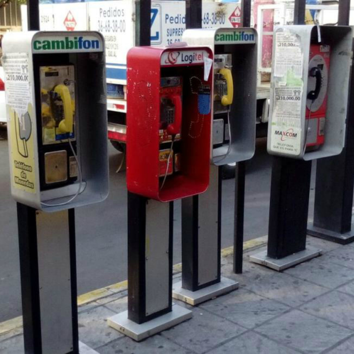 Les dan segunda vida a los teléfonos públicos de la CDMX