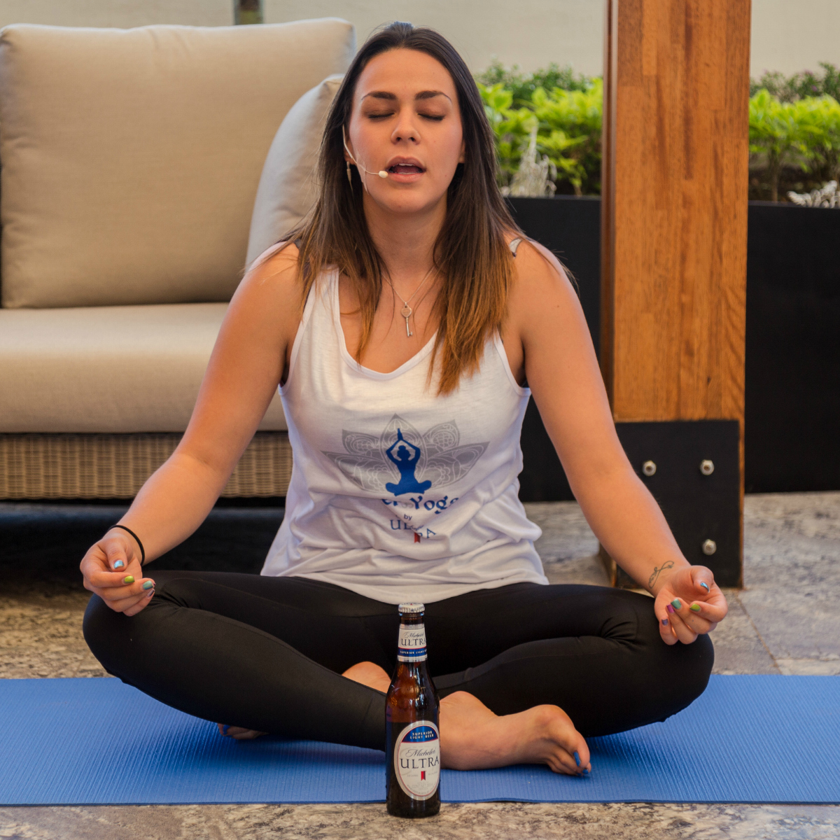 Yoga con cerveza: la nueva moda fitness