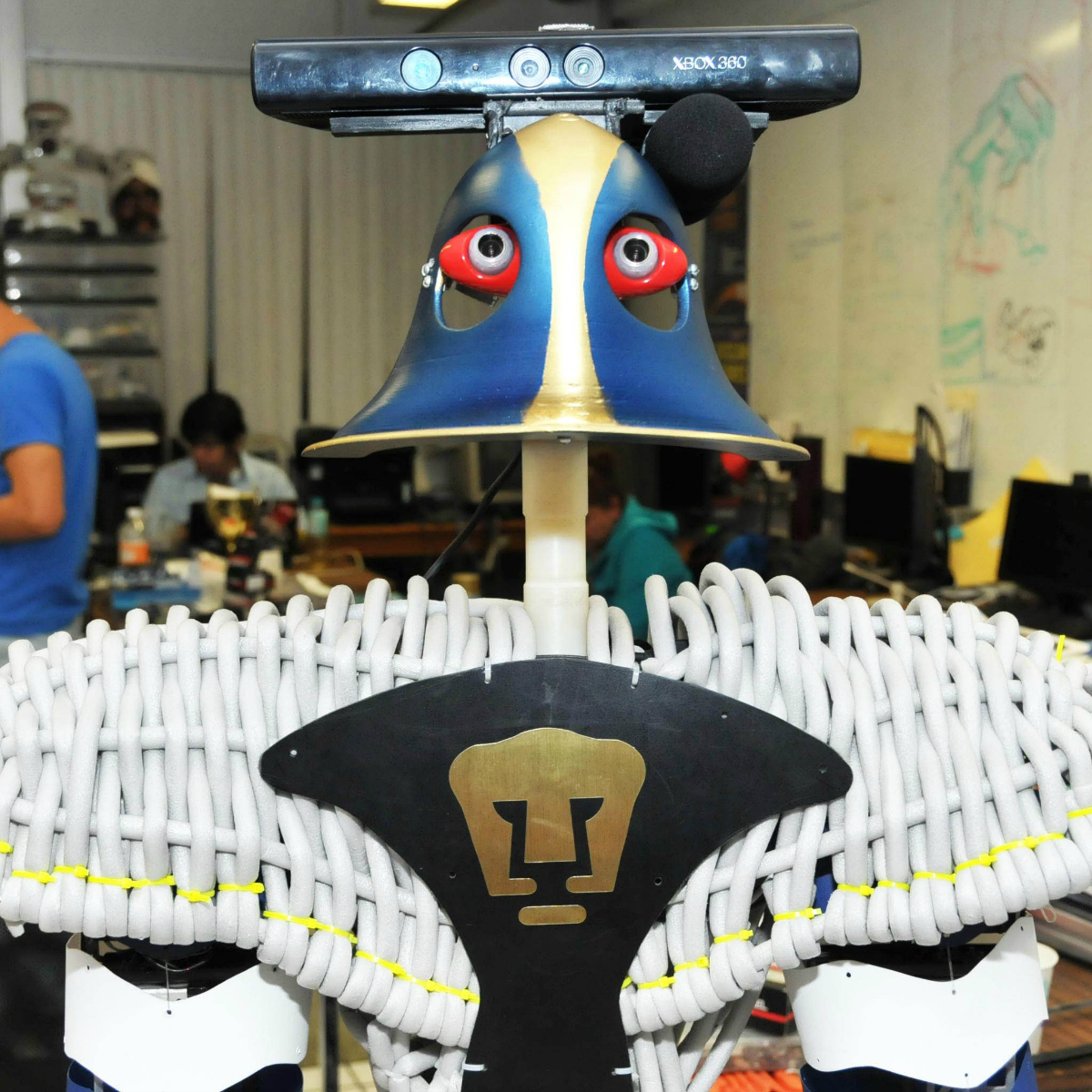 Wozniak otorga premio a pumas de la UNAM tras conquistar torneo de robótica en Japón