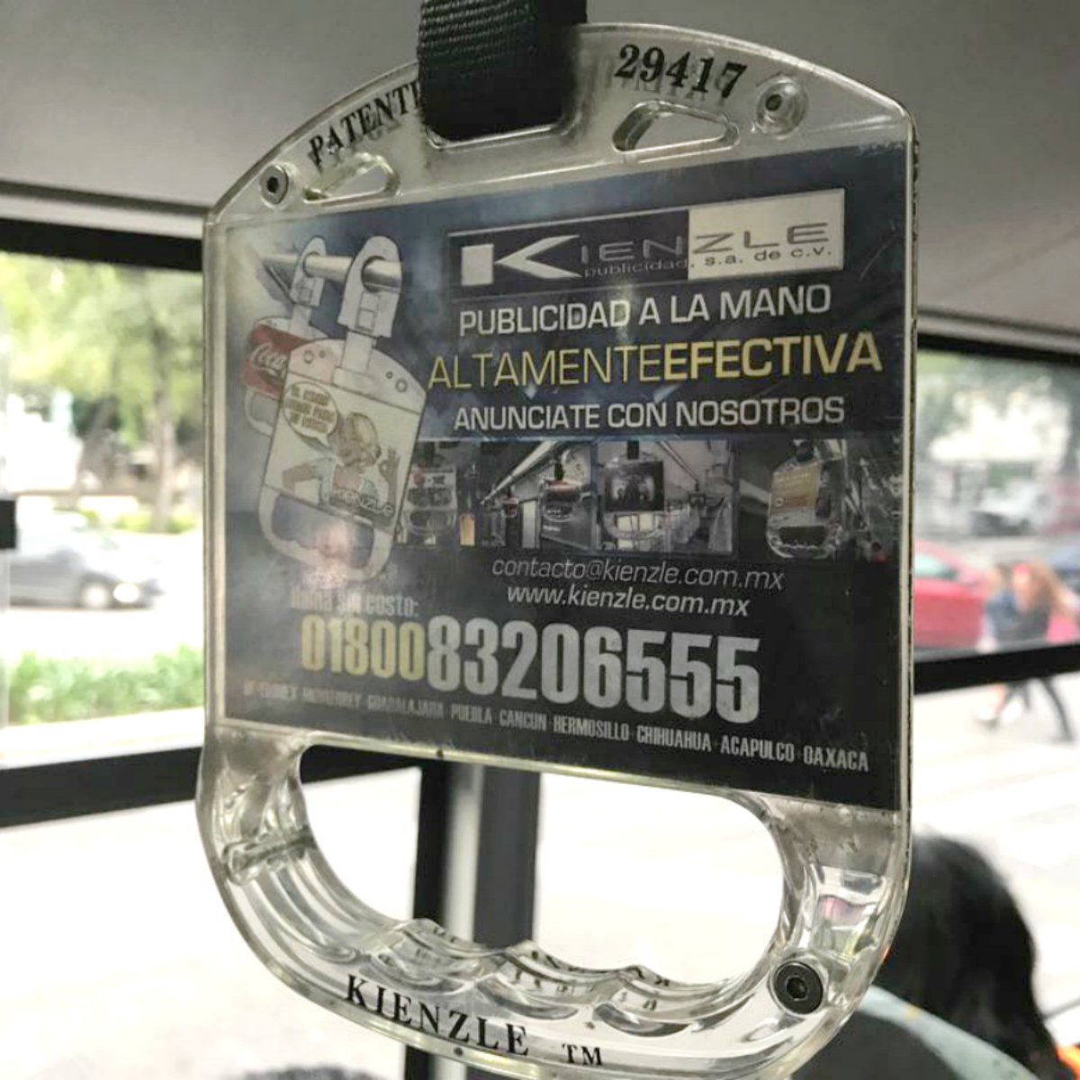 ¿Alguien sabe qué carajos fue de esa rara publicidad de los autobuses?