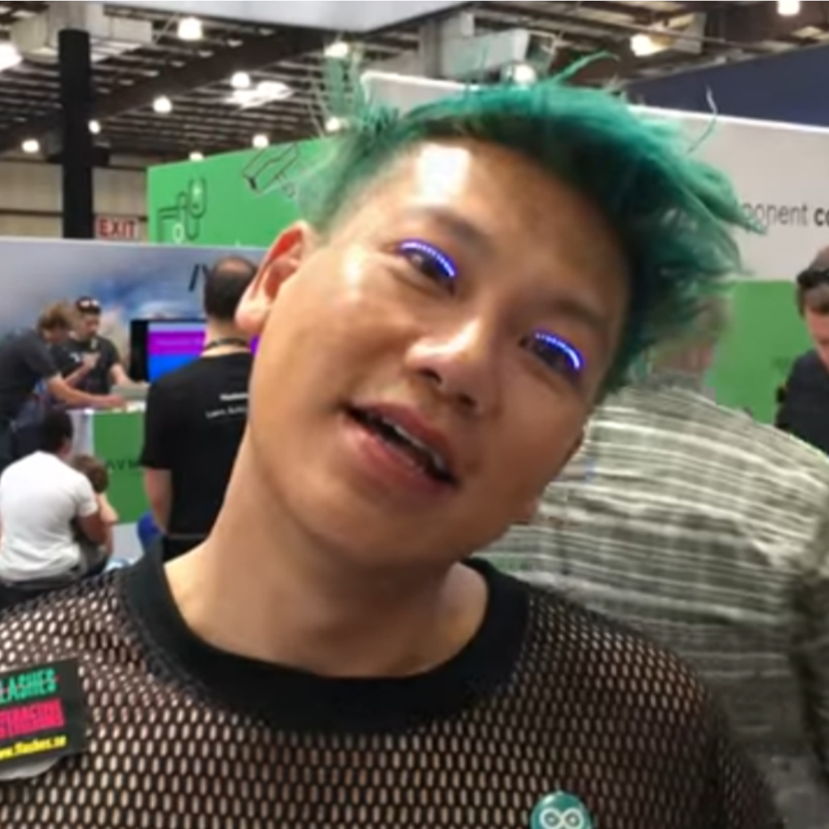 Esta es la estúpida moda que los médicos dicen que podría dañar tus ojos para siempre