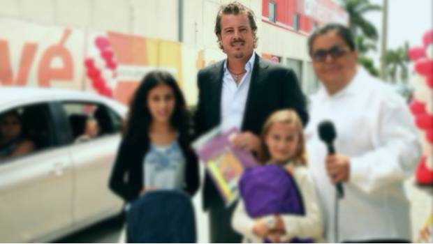 Emilio Braun entrega mochilas para el regreso a clases