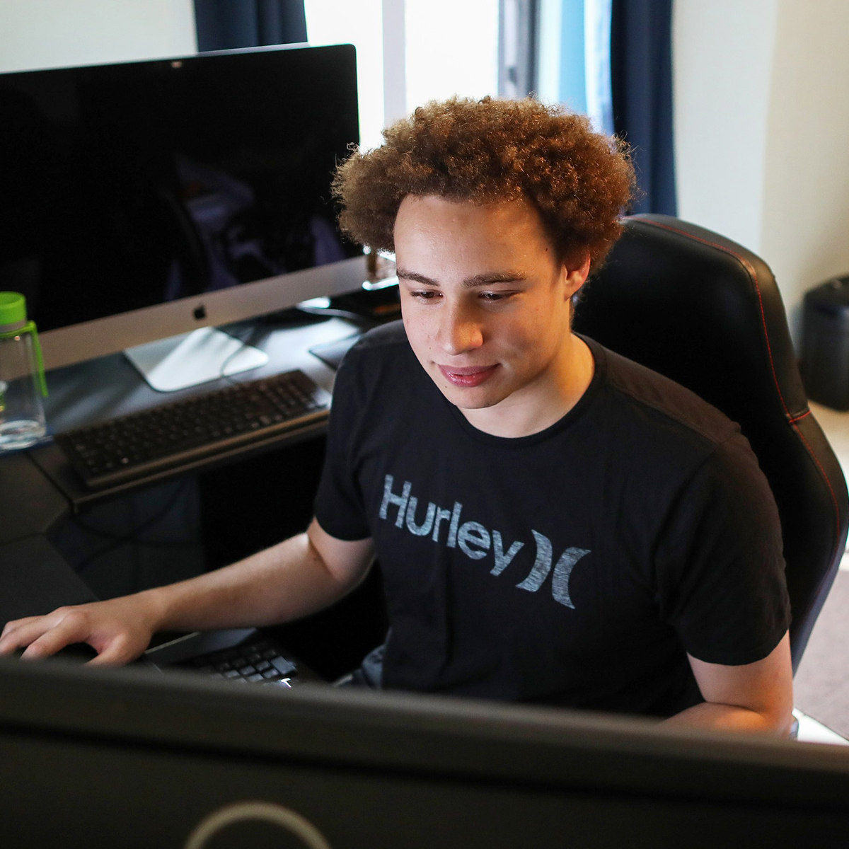 Salvó al mundo de un ciberataque; ahora lo detienen por propagar un virus informático