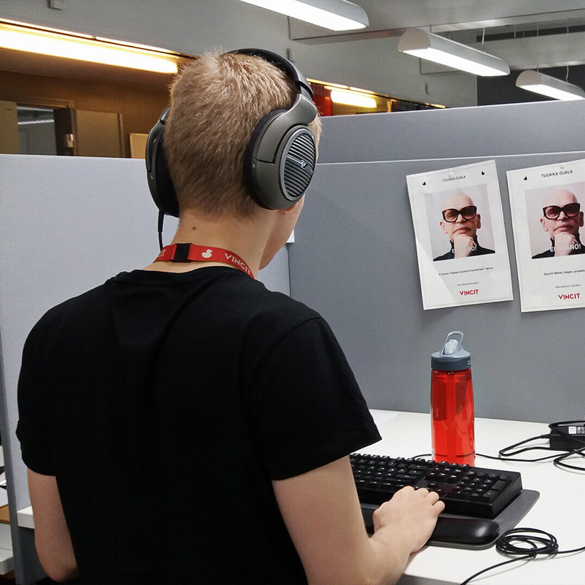 Así hace su trabajo Tuukka Ojala, un programador con ceguera