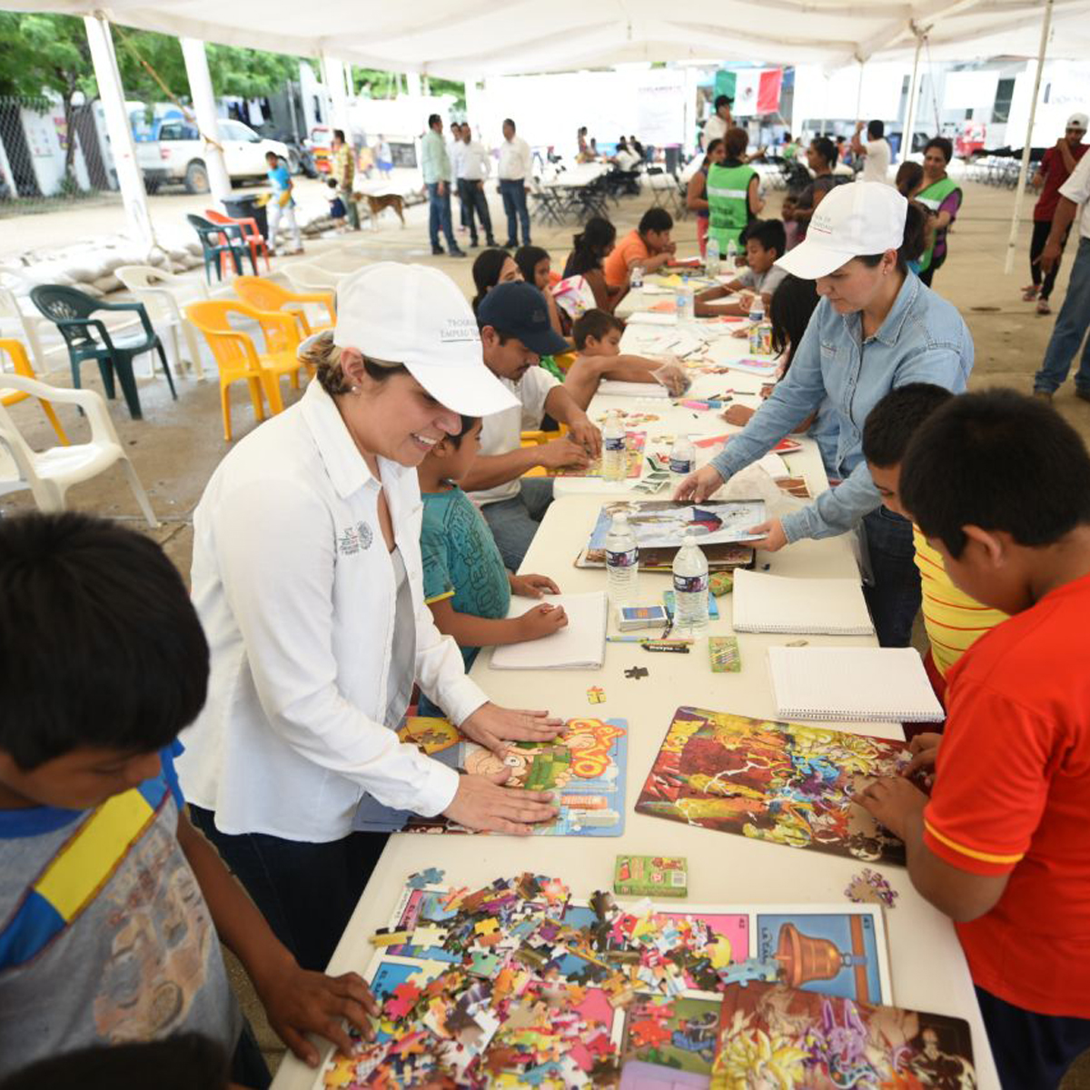 Ellos llevan robótica e innovación a los niños en albergues