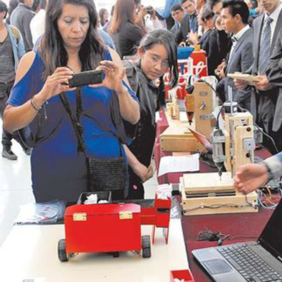 Politécnicos crean a 'un Wall-E' que recoge residuos para evitar enfermedades