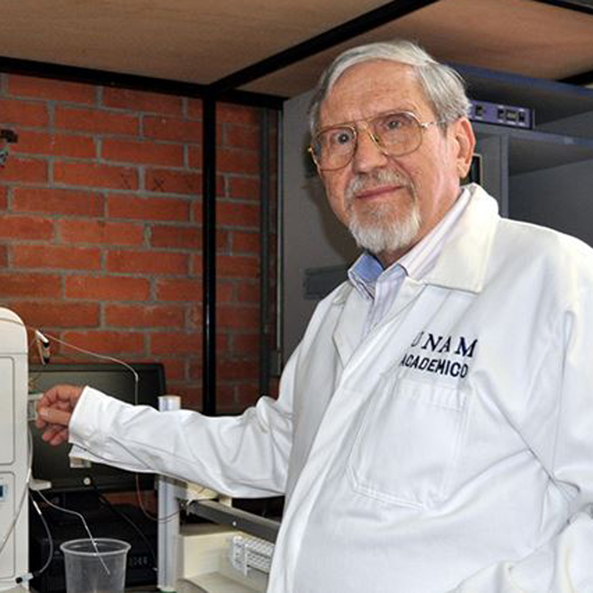 El investigador que será reconocido por estudiar el veneno de alacranes mexicanos