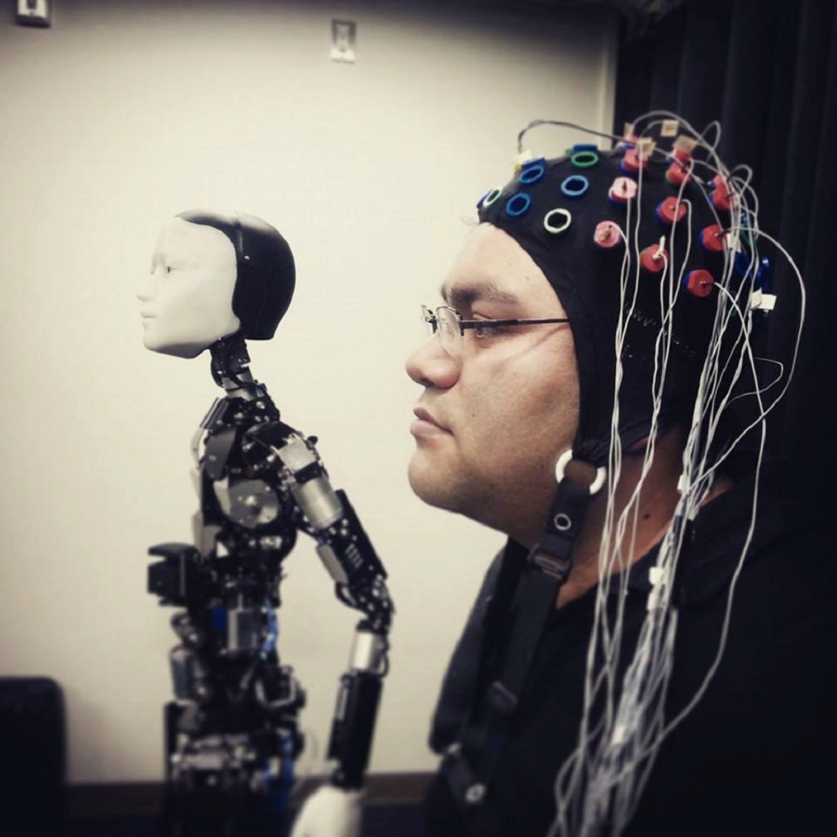 Mientras triunfa en Japón, este mexicano cambia la vida de miles de personas