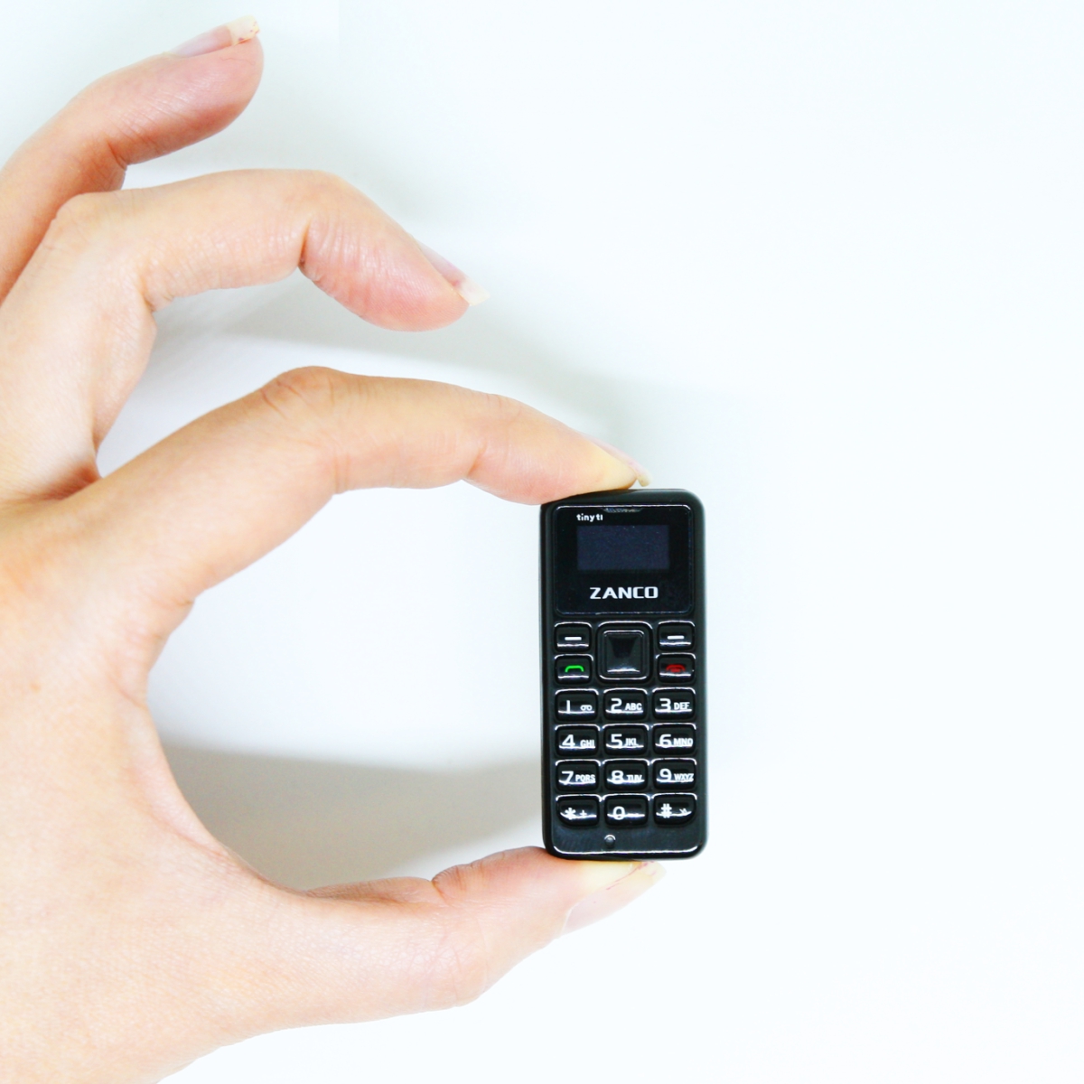 VIDEO: Así luce el teléfono móvil más pequeño del mundo