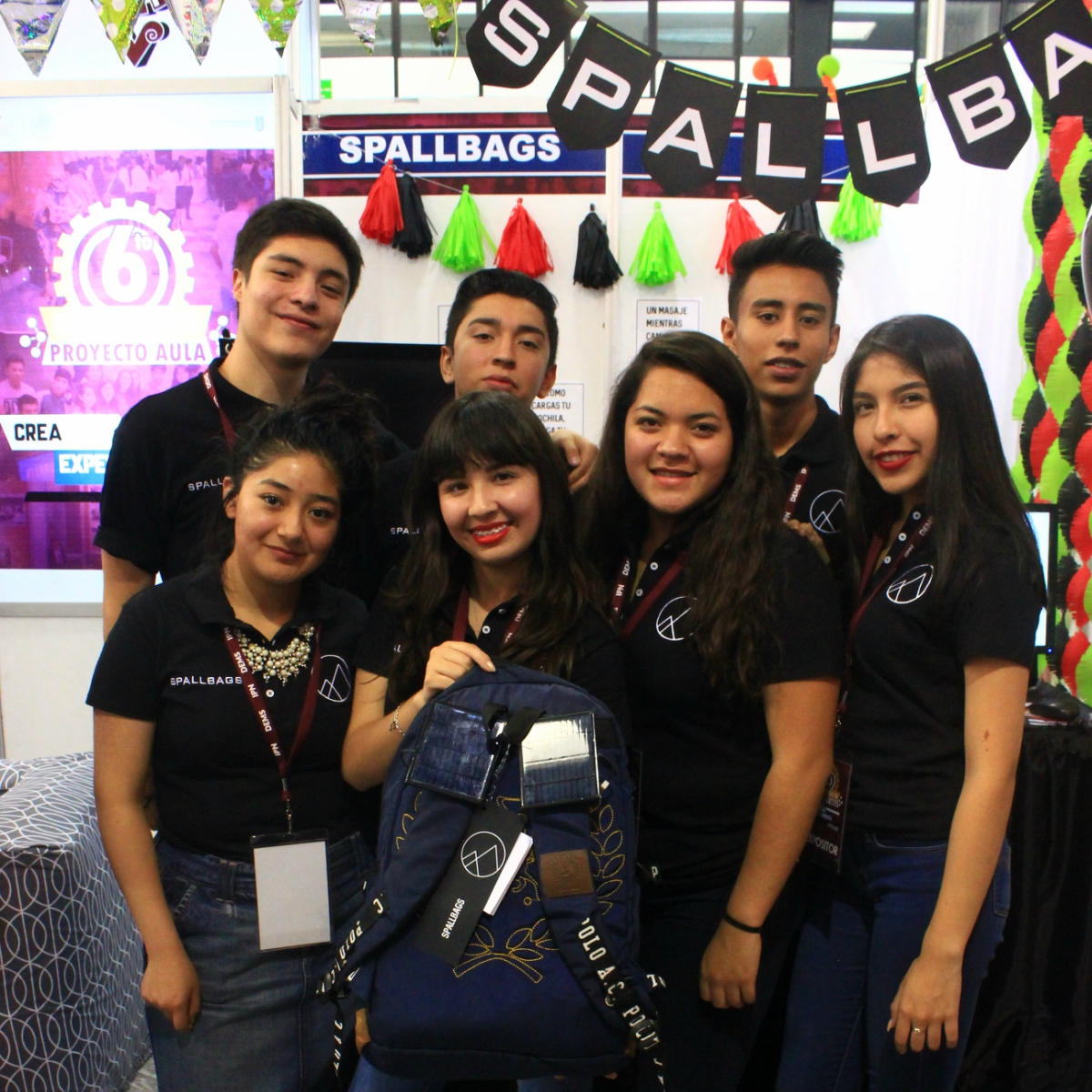 Estudiantes mexicanos crean mochila que da masajes en la espalda y carga tu celular