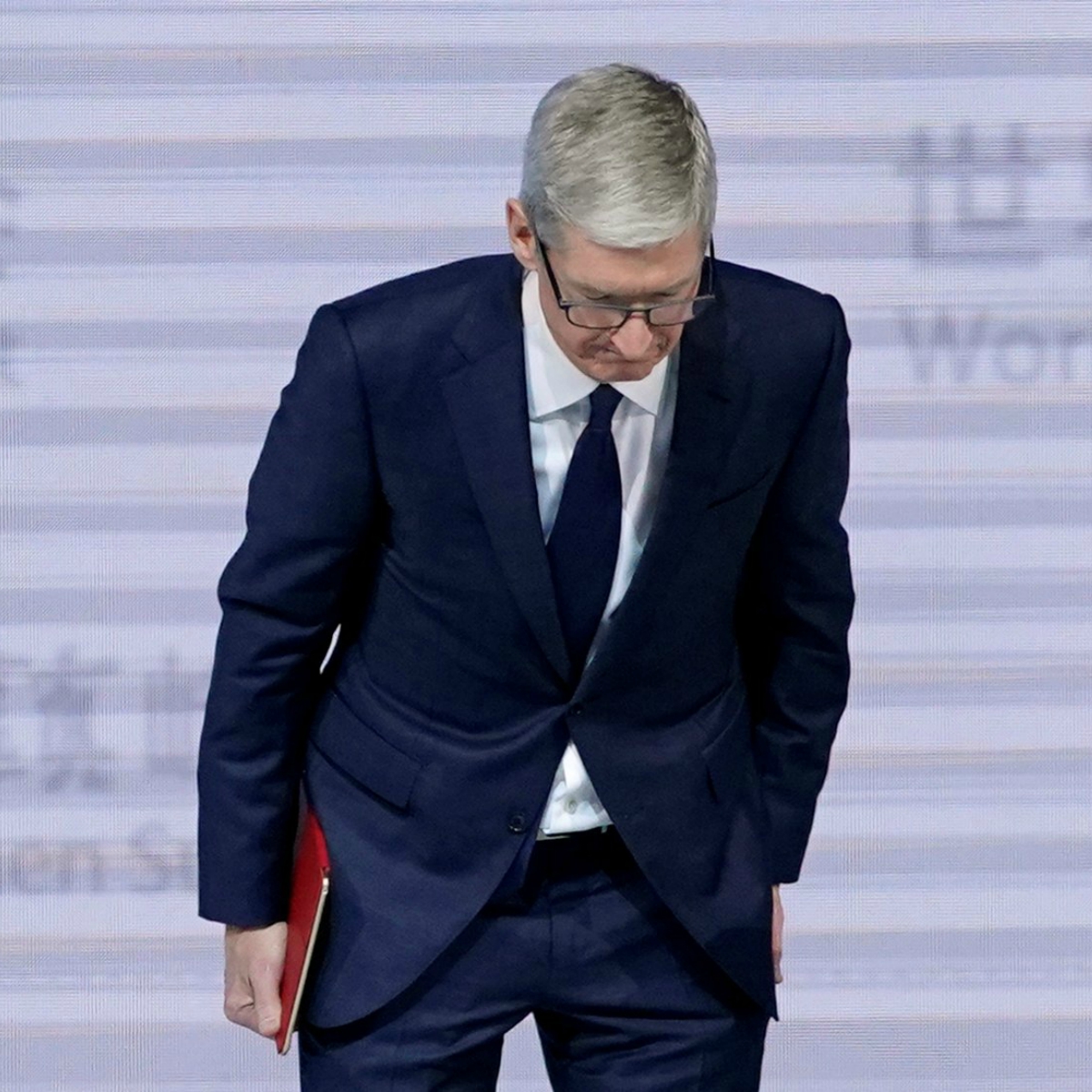 Tim Cook se disculpa por ralentizar baterías. Asegura que la actualización de iOS lo soluciona