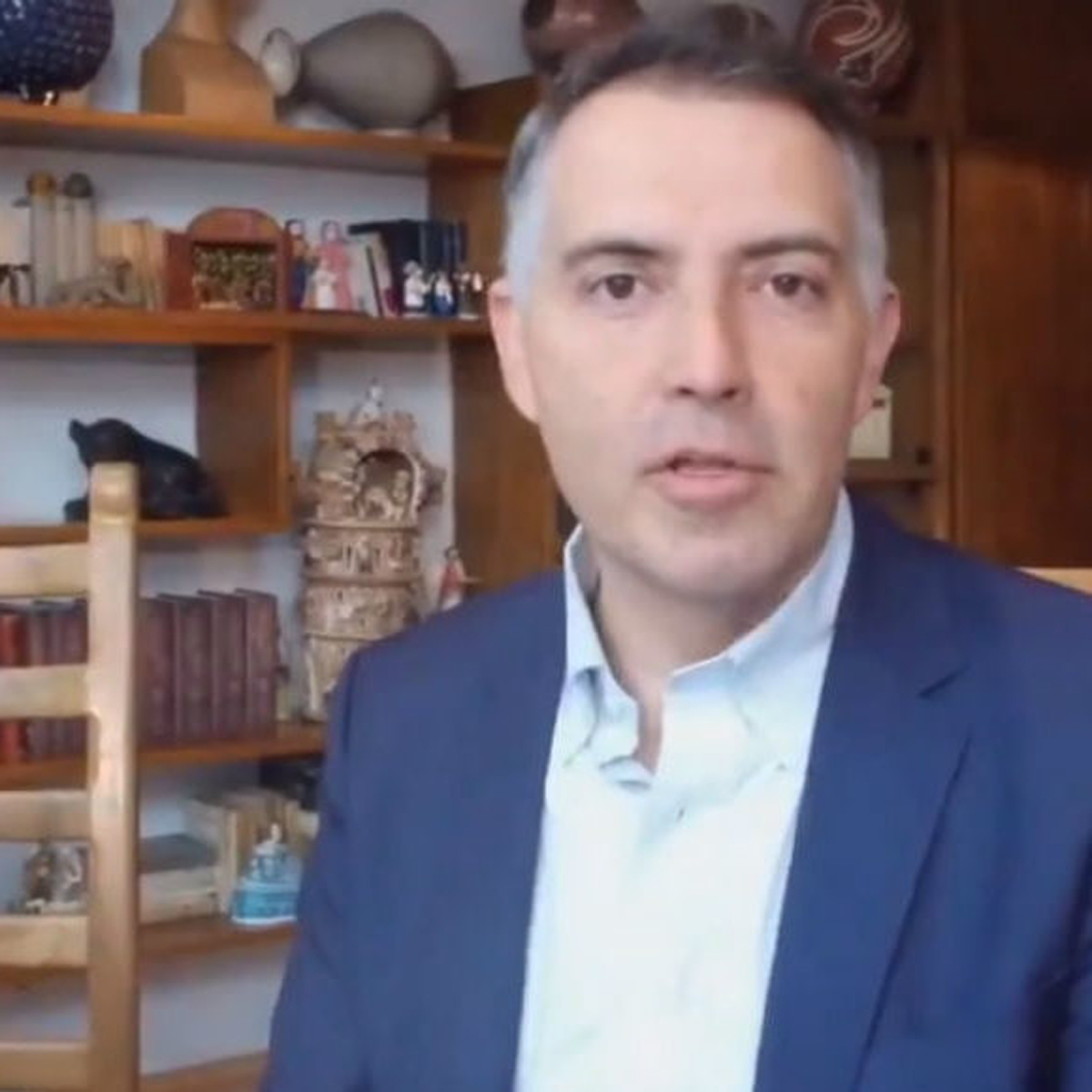 ¿Quién es el personaje que aparece en el nuevo video de Facebook de este precandidato?