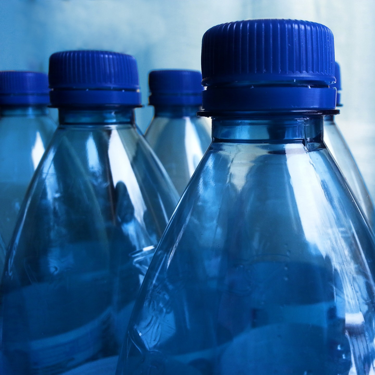 ¿Qué significan los numeritos grabados en las botellas de plástico?