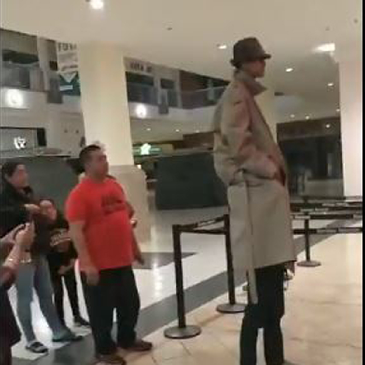 VIDEO: Estos chicos intentaron colarse a una función de Black Panther con un ingenioso disfraz