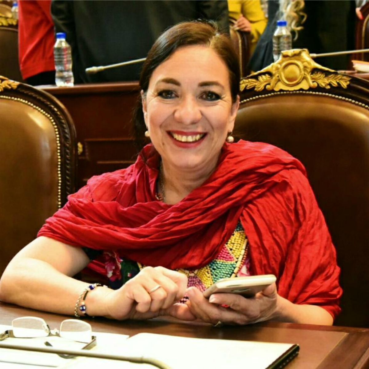 Diputada se divierte haciendo figura de papel en sesión de la Asamblea Legislativa