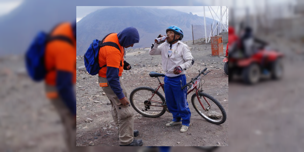 En bici de panadero, don Max triunfa en carrera profesional más difícil de México