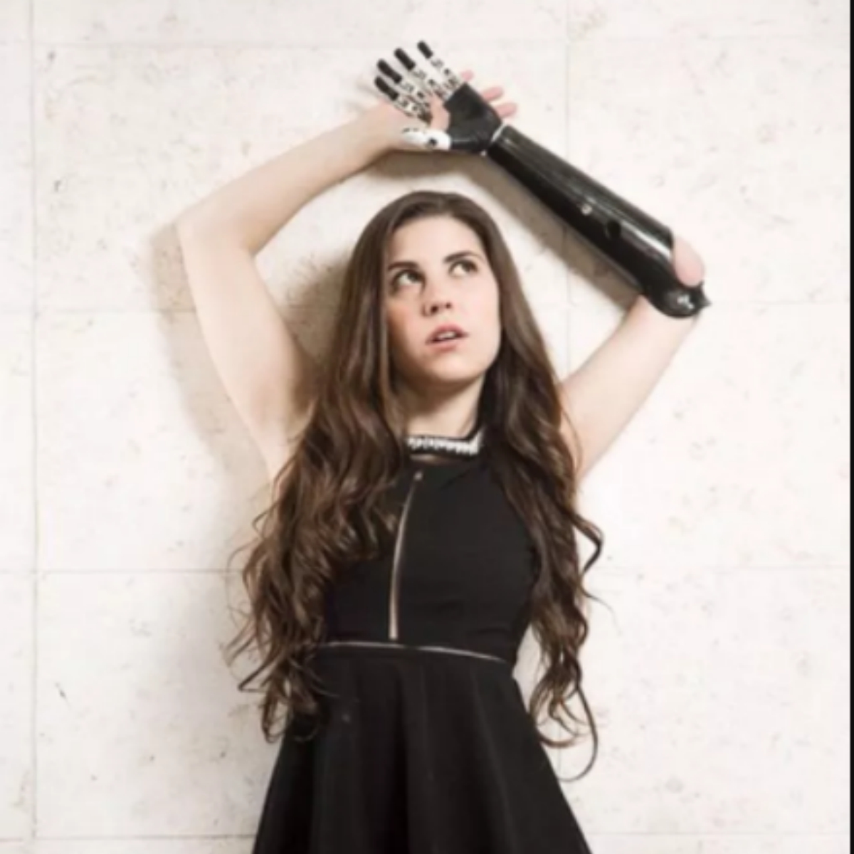 Esta mujer no pudo cargar su brazo por culpa de este mal tecnológico