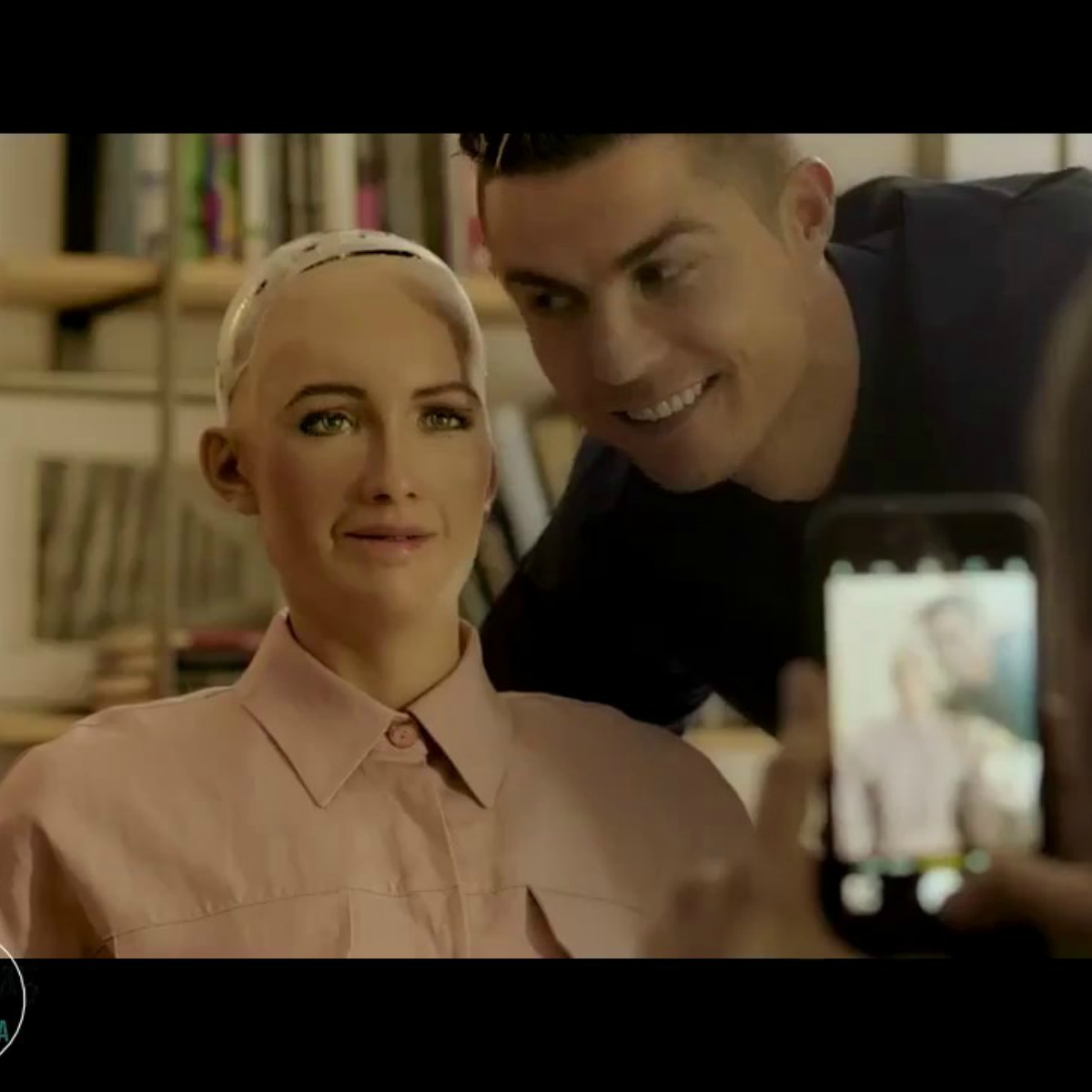 Cristiano Ronaldo y la robot Sophia juntos por la tecnología
