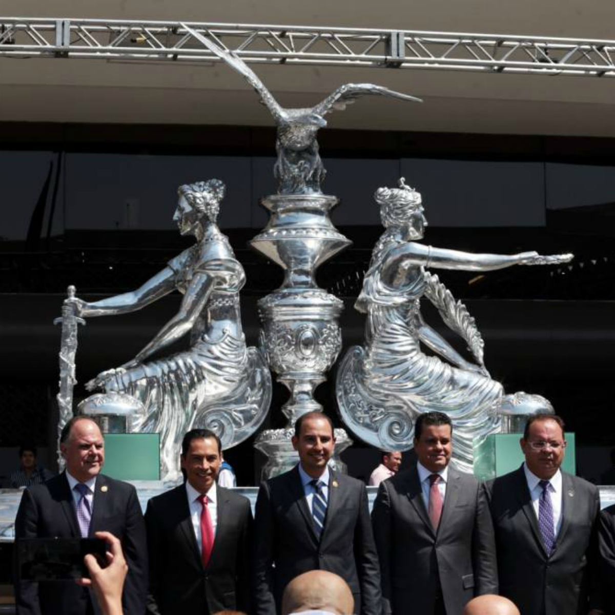 Diputados develan escultura gigante y de millones de pesos para honrar su trabajo