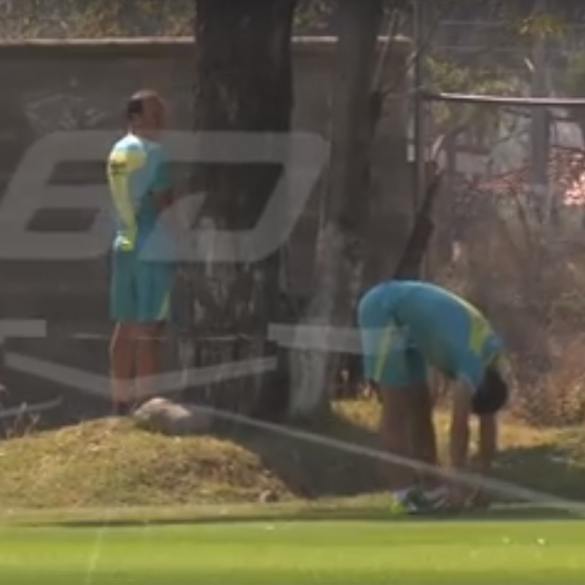 #VIDEO: El futbolista que reventó las redes por orinar (de nuevo) en una cancha