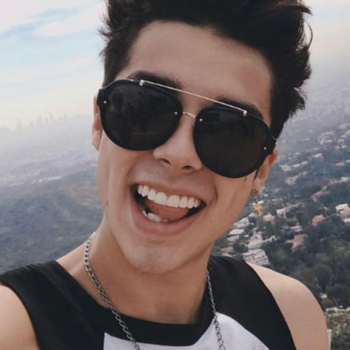 #Tsss Deportan a Mario Bautista por llevar un secretito en su maleta