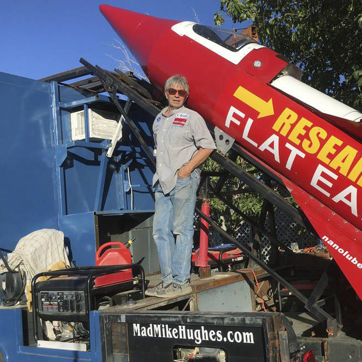 El tipo que cree que la Tierra es plana al fin voló su cohete para probarlo y esto fue lo que ocurrió