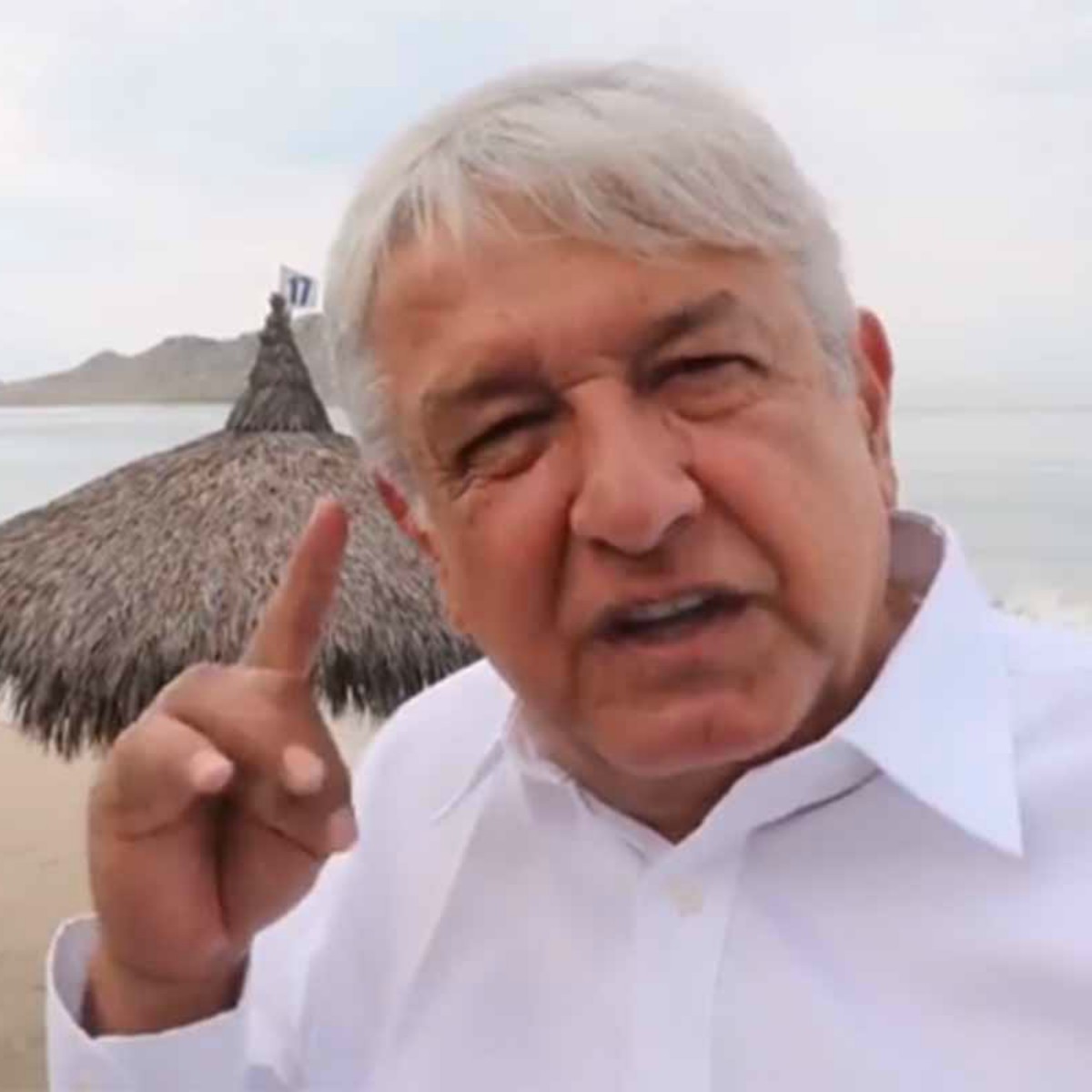 AMLO pide a sus seguidores combatir la "guerra sucia" con memes